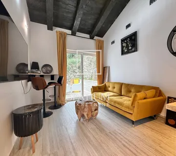 PODMURVICE, KUĆA S PET STANOVA I ODVOJENIM STUDIO APARTMANOM - cover