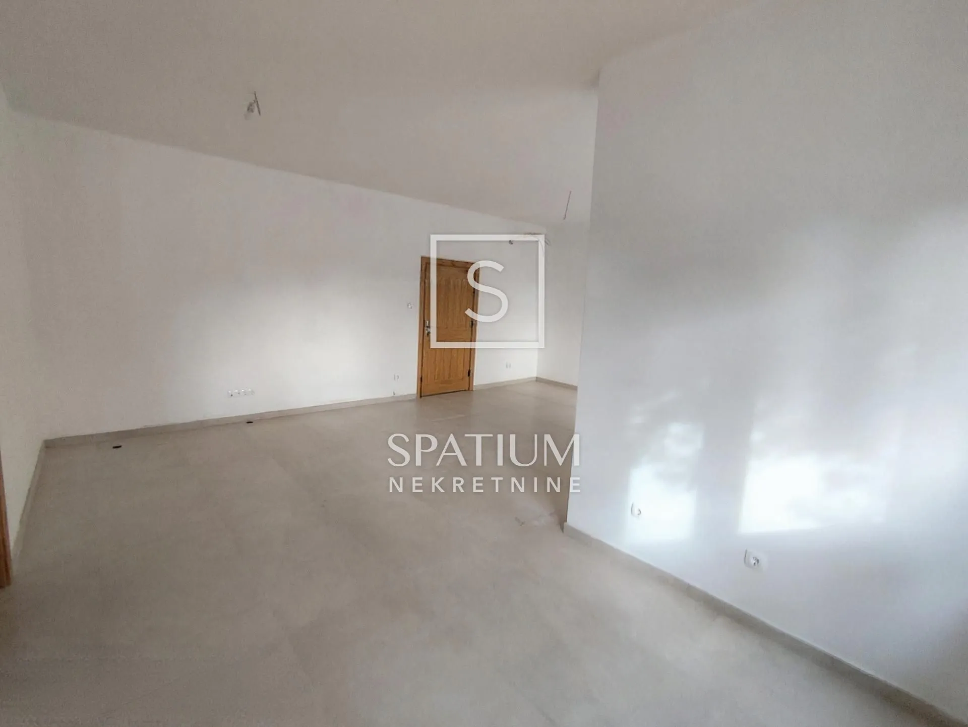 KRALJEVICA, SAMO KOD NAS, STAN U PRIZEMLJU S OKUĆNICOM - cover