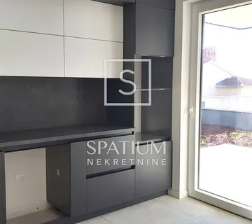 VALBANDON, DVOSOBAN STAN U PRIZEMLJU S VRTOM - cover