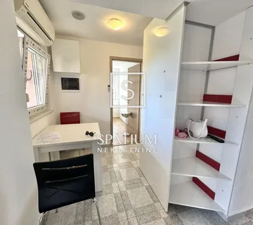 BULEVARD, JEDNOSOBAN STAN S DNEVNIM BORAVKOM - cover