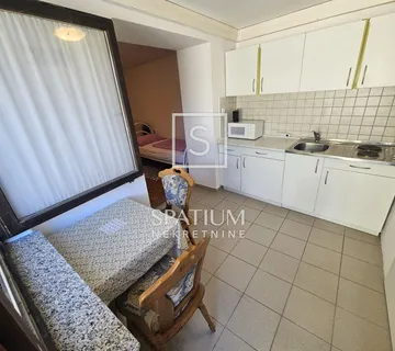 DRAMALJ, STAN SA TERASOM BLIZU MORA - cover