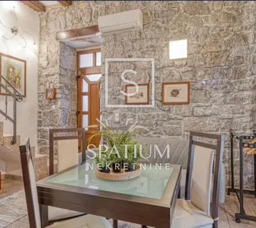 MATULJI, JUŠIĆI, NOVOUREĐEN STAN U KAMENOJ KUĆI I GARSONIJERA - cover