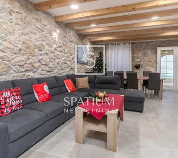 TRIBALJ, AUTENTIČNA KAMENA VILA S BAZENOM I UHODANIM POSLOVANJEM - cover