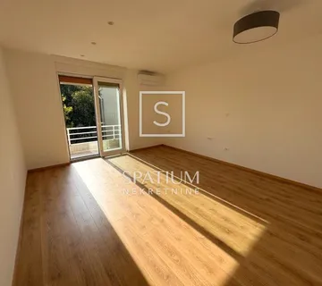 VOJAK, TROSOBAN STAN SA BALKONOM - cover