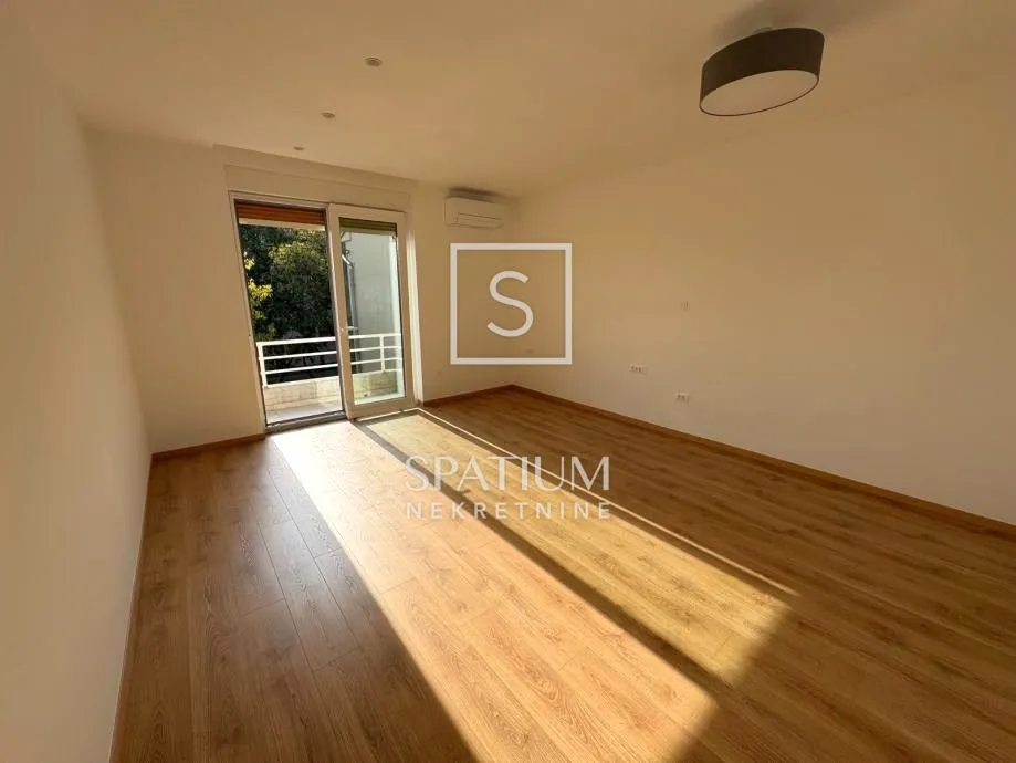 VOJAK, TROSOBAN STAN SA BALKONOM - cover