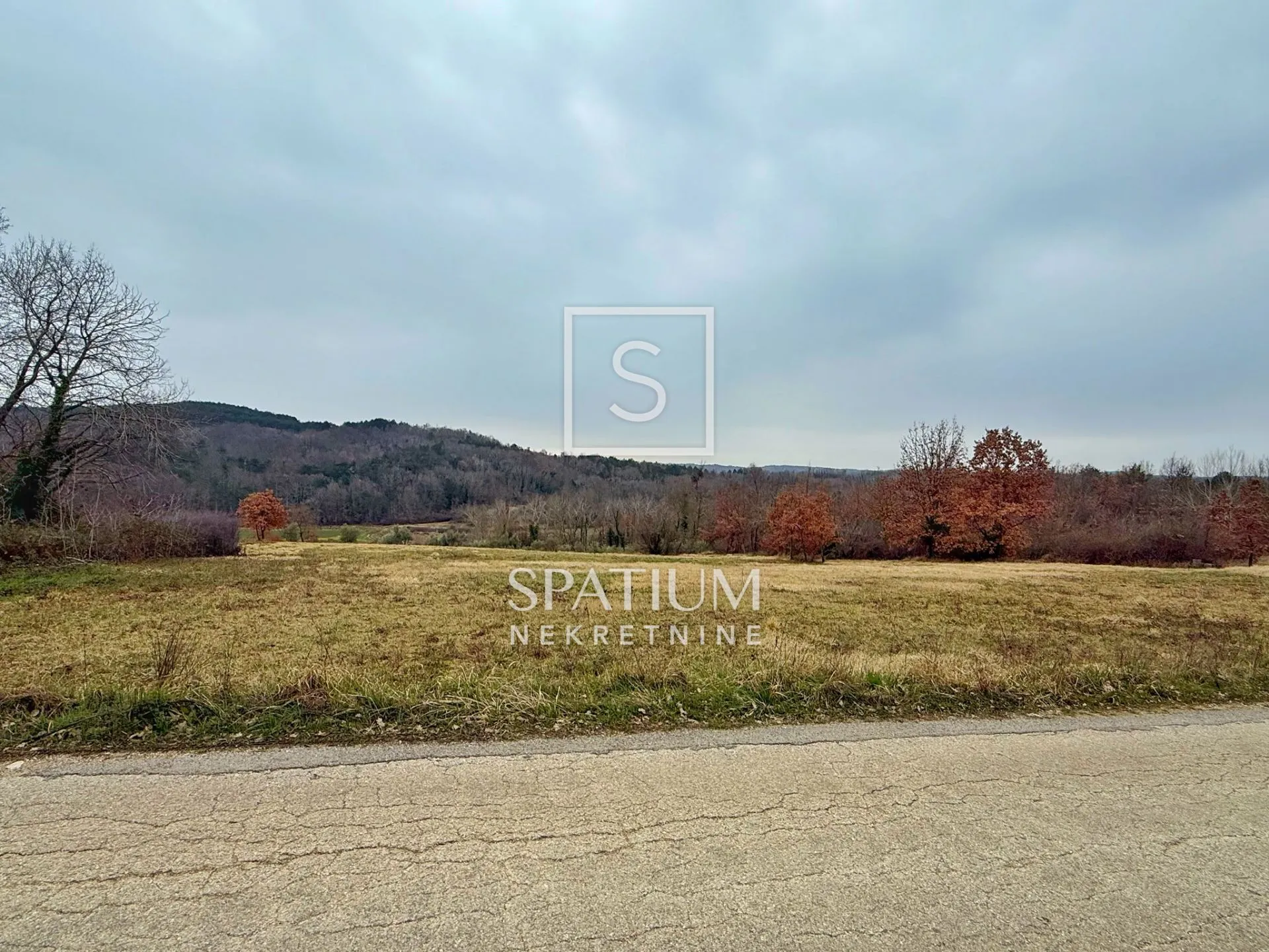 SAMO U SPATIUMU, PRILIKA, ZEMLJIŠTE S GRAĐEVINSKOM DOZVOLOM I PLAĆENIM KOMUNALIJAMA - cover