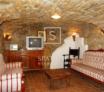 GRIŽANE, AUTOHTONA KAMENA KUĆA  - cover