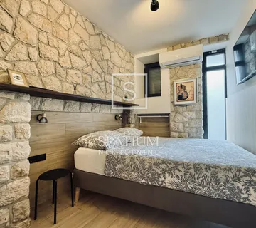 CRIKVENICA, MODERNO UREĐENA KUĆA U CENTRU - cover