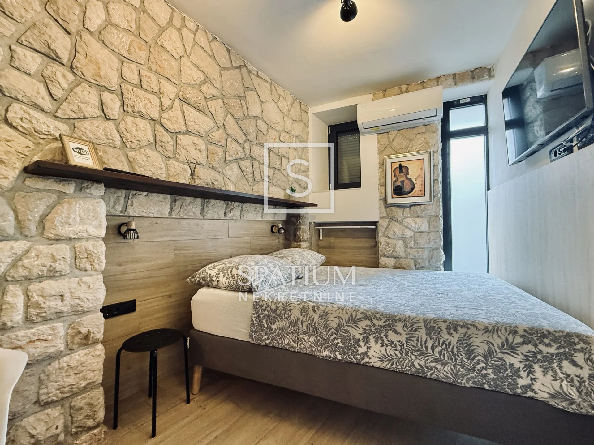 CRIKVENICA, MODERNO UREĐENA KUĆA U CENTRU - cover