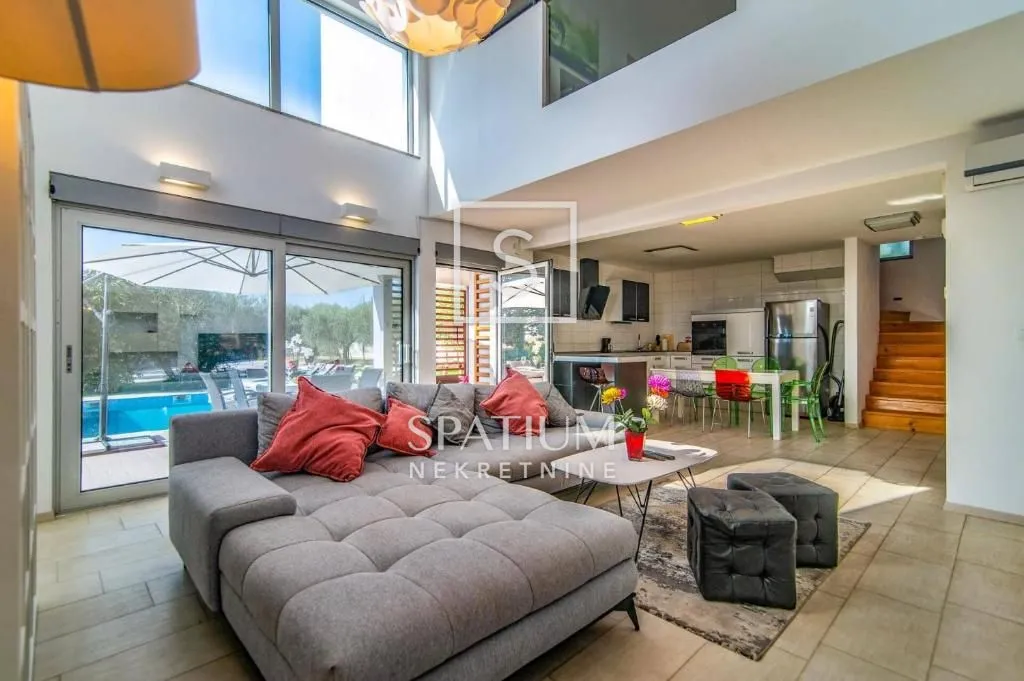 VODNJAN, MODERNA KUĆA S GRIJANIM BAZENOM U BLIZINI CENTRA - cover