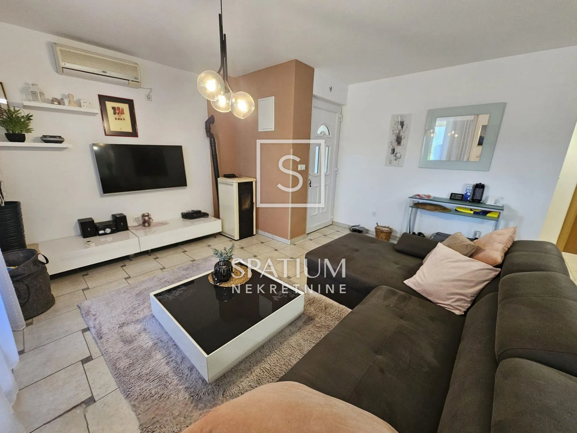 PINEZIĆI, OTOK KRK, PRIZEMNI STAN SA OKUĆNICOM I GARAŽOM - cover