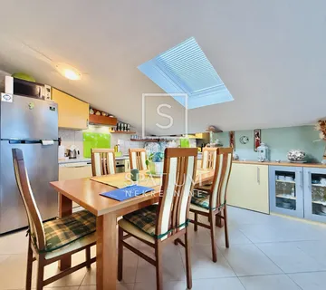 CRIKVENICA, STAN S POGLEDOM 250 OD MORA - cover