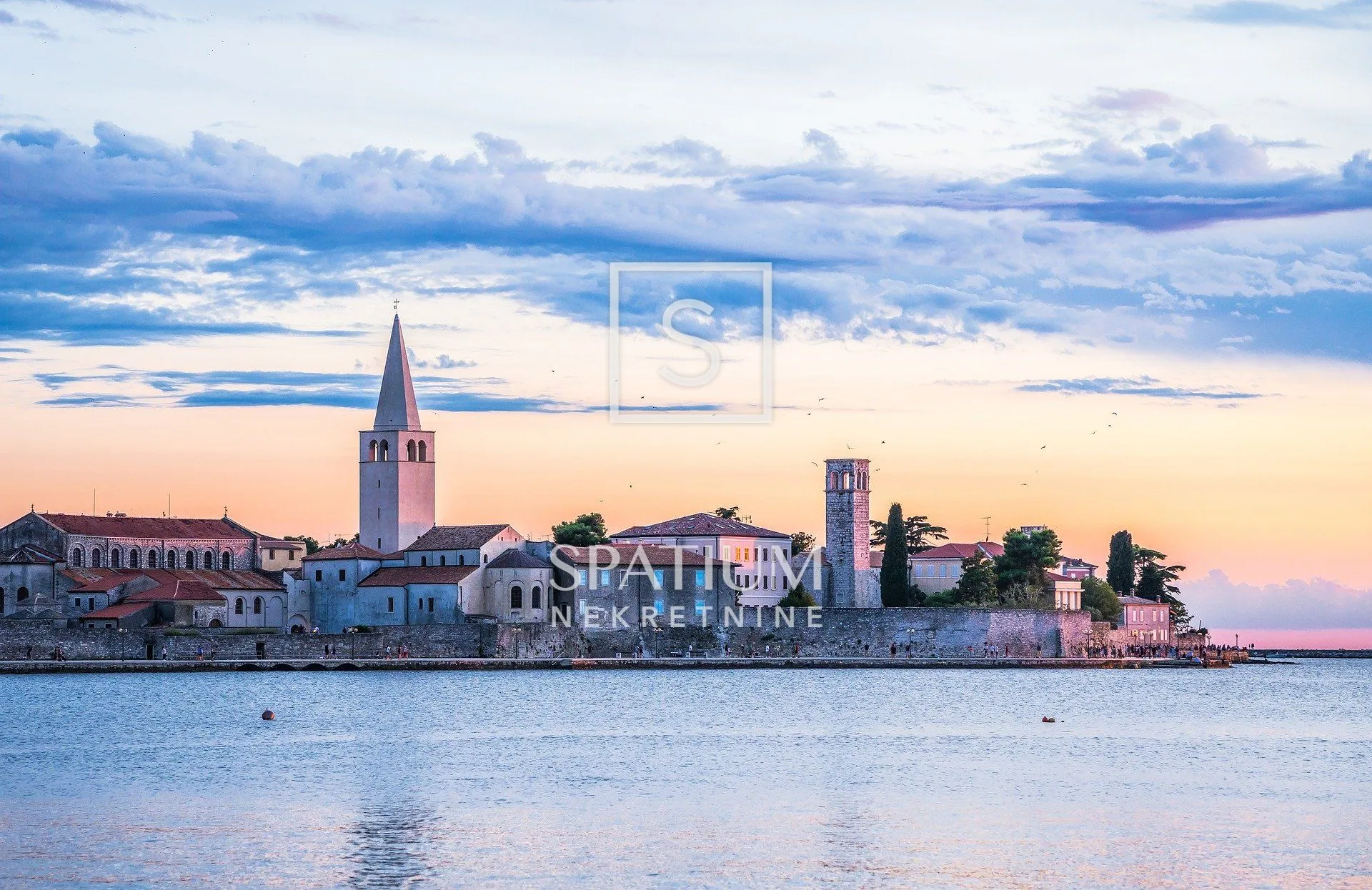 POREČ, MODERAN DVOSOBNI STAN NA 2. KATU S POGLEDOM NA MORE - cover