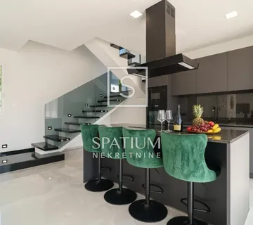 VINODOLSKA OPĆINA, BRIBIR, VILA S BAZENOM - cover