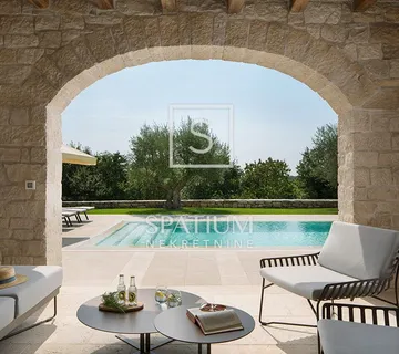 VIŠNJAN, BEZVREMENSKA KAMENA VILA SA BAZENOM - cover