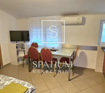 CRIKVENICA, STAN BLIZU MORA I CENTRA PODIJELJEN U TRI APARTMANA - cover