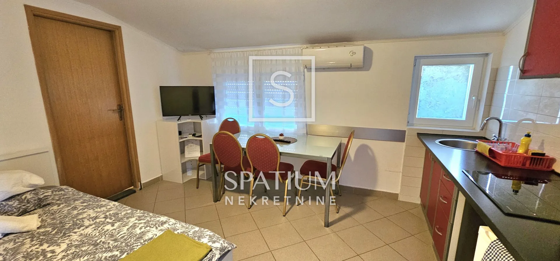 CRIKVENICA, STAN BLIZU MORA I CENTRA PODIJELJEN U TRI APARTMANA - cover