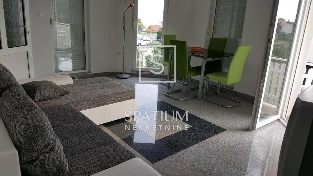 NOVI VINODOLSKI, DVOJNA KUĆA S PET APARTMANA - cover