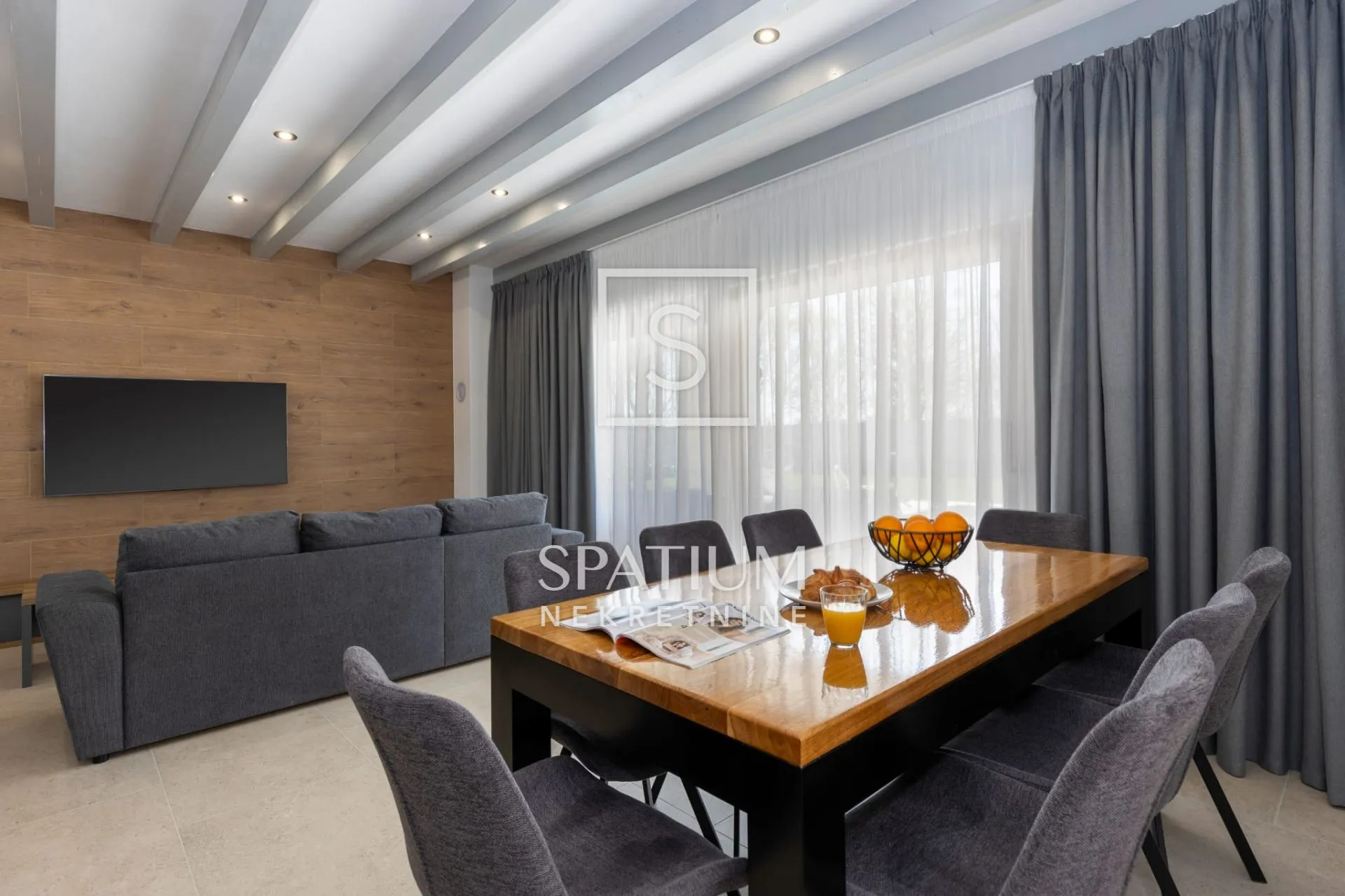 LABIN, VILA S BAZENOM - cover