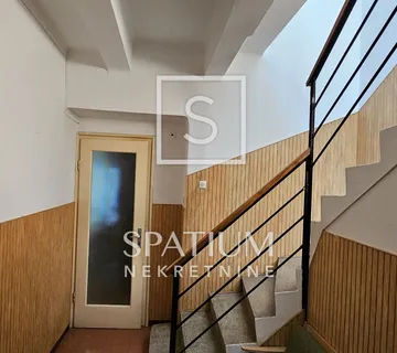 CRIKVENICA, SAMOSTOJEĆA KUĆA S OKUĆNICOM BLIZU CENTRA - cover