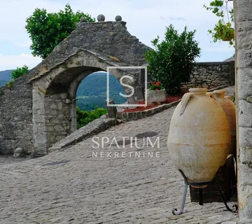 BUZET, DVIJE KAMENE KUĆE ZA ADAPTACIJU S DVORIŠTEM I POLJOPRIVREDNIM ZEMLJIŠTEM - cover