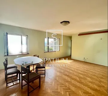 KOZALA, KUĆA S OKUĆNICOM I DVIJE GARAŽE - cover