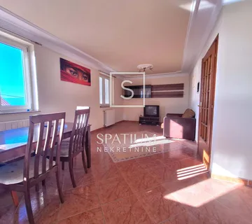 KOSTRENA, DVOETAŽNI STAN S PREDIVNIM POGLEDOM - cover