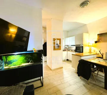 OPRIĆ, STAN S BAZENOM I POGLEDOM NA MORE - cover