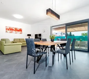 ROVINJ, VILA U BLIZINI MORA - cover