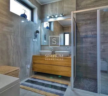 KASTAV - VILA S DVA STANA, BAZENOM I PANORAMSKIM POGLEDOM - cover