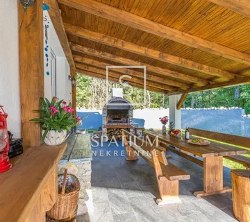 CRIKVENICA, GRIŽANE, DVIJE KUĆE I BAZEN - cover