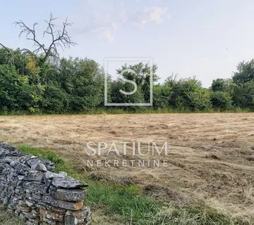 BARBAN, GRAĐEVINSKO ZEMLJIŠTE NA MIRNOJ LOKACIJI - cover