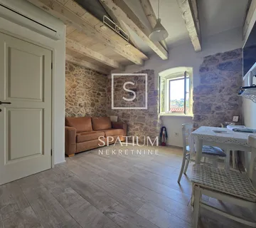 VRBNIK, OTOK KRK, KUĆA U CENTRU - cover