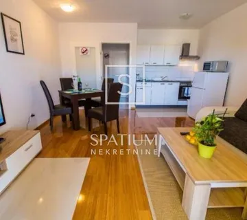 NOVI VINODOLSKI, APARTMANSKA KUĆA S BAZENOM - cover