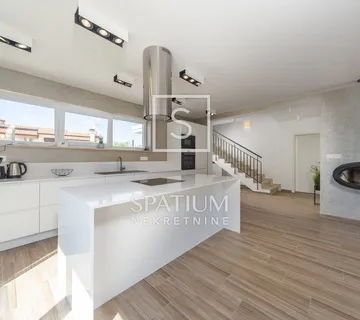 POREČ, MODERNA VILA S PREKRASNIM KRAJOLIKOM - cover