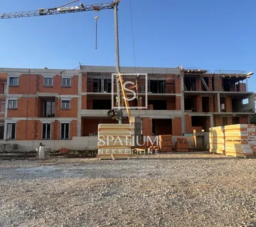 PULA, KOMPAKTAN STAN U PRIZEMLJU ZGRADE (Zgrada B stan A1) - cover