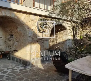 TRIBALJ, KUĆA U MIRNOM OKRUŽENJU - cover