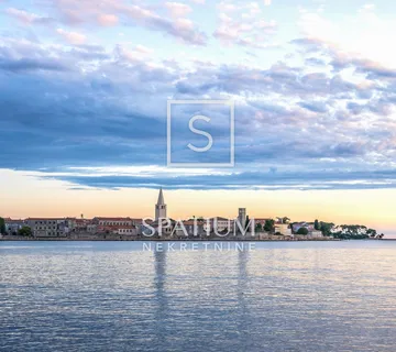 POREČ, GRAĐEVINSKO ZEMLJIŠTE S GRAĐEVINSKOM DOZVOLOM  - cover