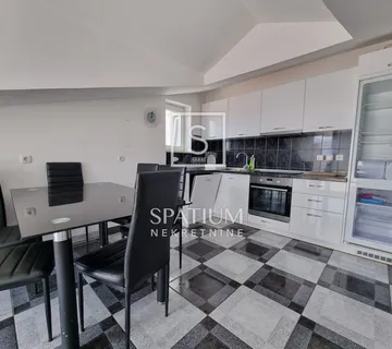 JADRANOVO, STAN U POTKROVLJU NA ODLIČNOJ LOKACIJI - cover