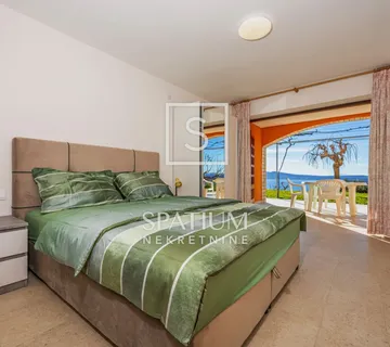 CRIKVENICA, DVIJE APARTMANSKE KUĆE I MASLINIK - cover