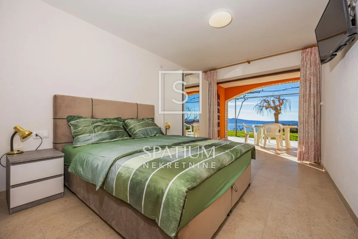 CRIKVENICA, DVIJE APARTMANSKE KUĆE I MASLINIK - cover