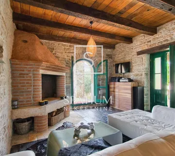 TINJAN, TRADICIONALNA KAMENA VILA S BAZENOM - cover