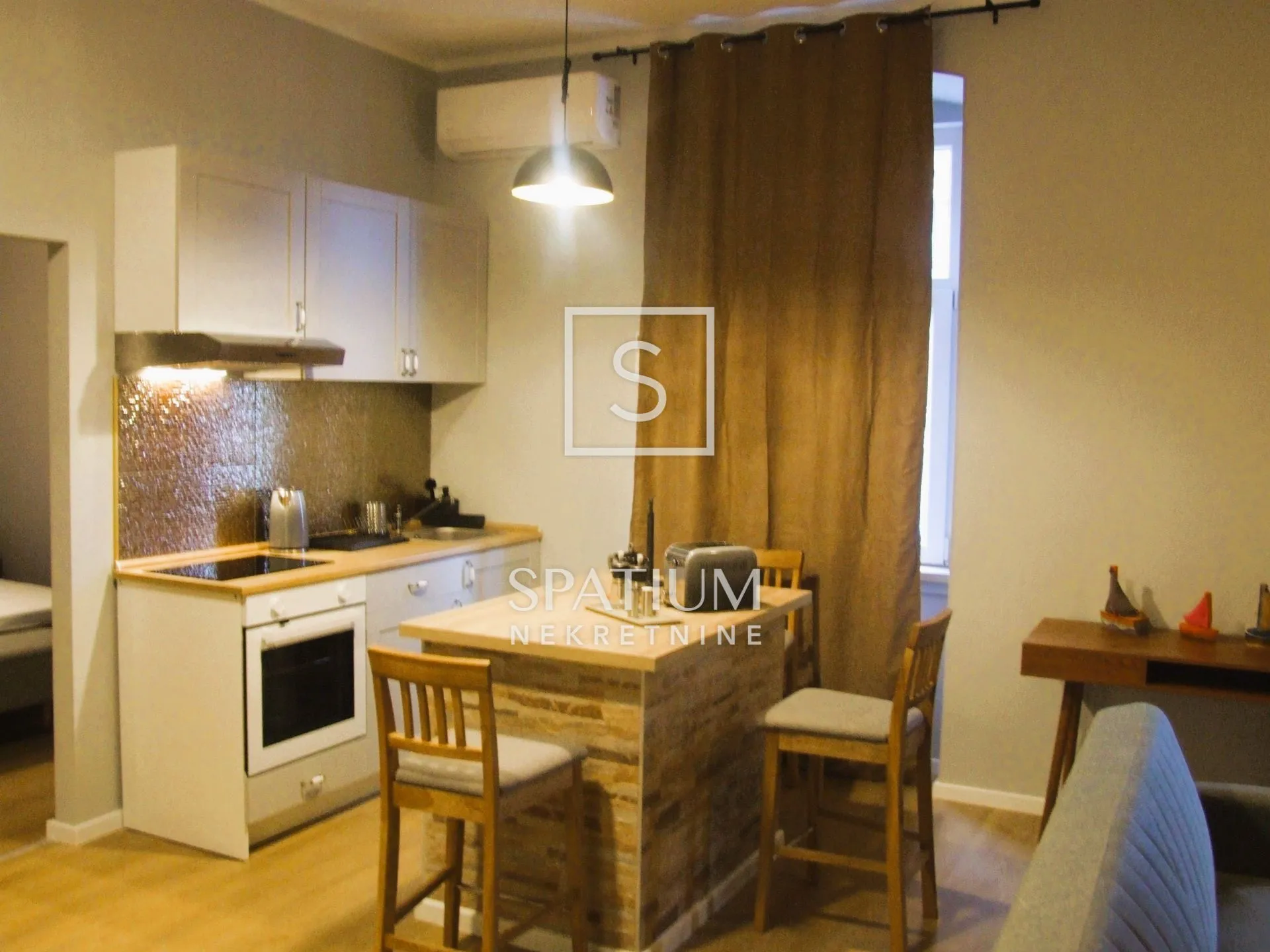 CENTAR, DVIJE STAMBENE JEDINICE - cover