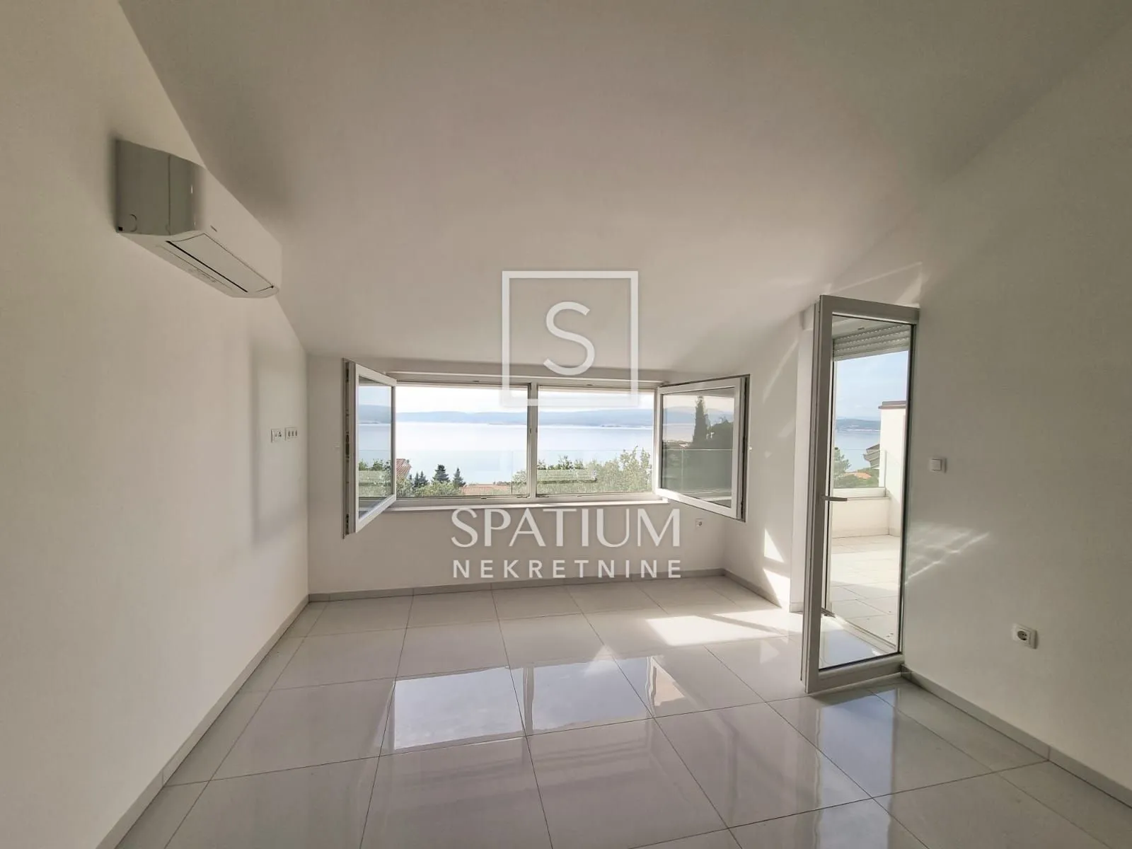 CRIKVENICA, STAN U NOVOGRADNJI BLIZU MORA - cover