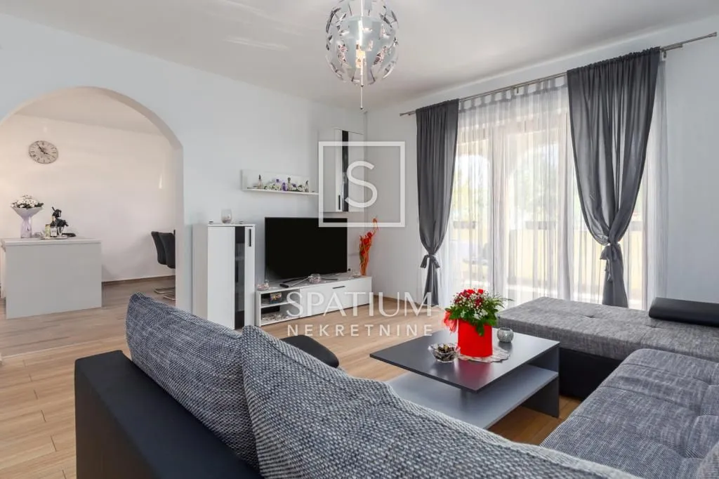 POREČ, KUĆA S PET APARTMANA - cover