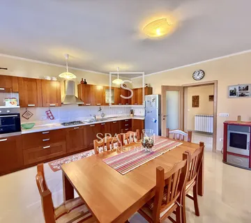 LABIN, SAMO KOD NAS - SAMOSTOJEĆA KUĆA S LIJEPOM OKUĆNICOM I GARAŽOM - cover