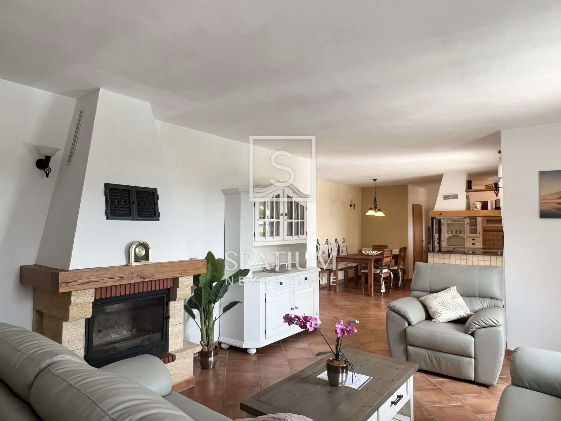 LABIN, KUĆA S BAZENOM I POGLEDOM NA MORE - cover