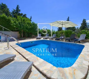 NOVI VINODOLSKI, SAMO KOD NAS, KUĆA 90 METARA OD MORA - cover