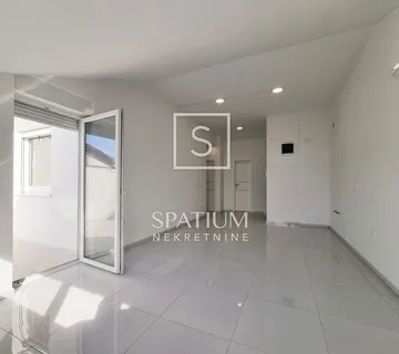 CRIKVENICA, STAN S PARKINGOM, BLIZU MORA - cover