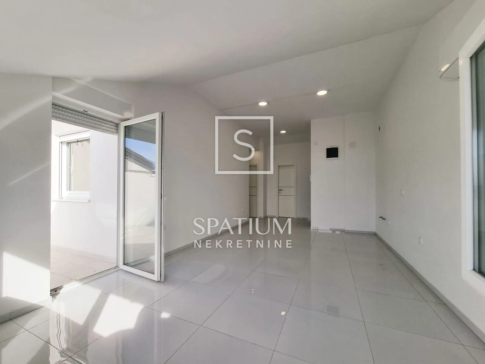 CRIKVENICA, STAN S PARKINGOM, BLIZU MORA - cover